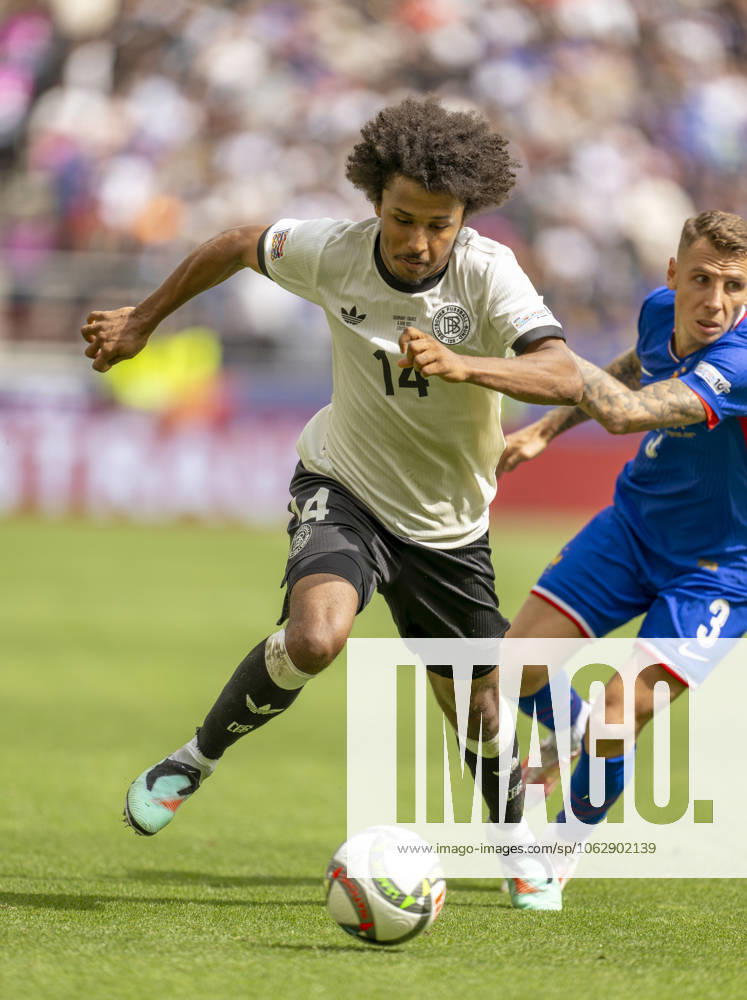 Fussball UEFA Nations League 2024 25, Spiel um Platz 3, Deutschland - Frankreich, in der MHP-Arena Stuttgart, v.li: Karim Adeyemi (Deutschland) gegen Lucas Digne (Frankreich)