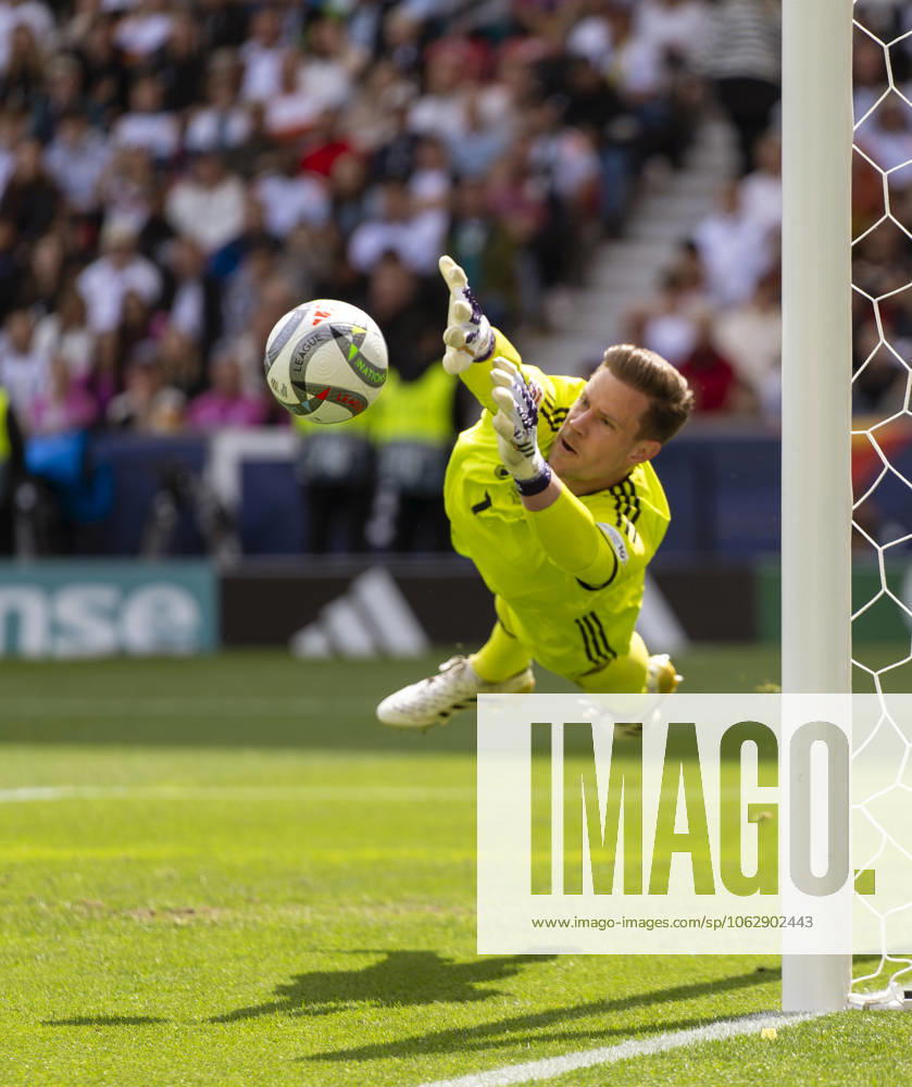 Fussball UEFA Nations League 2024 25, Spiel um Platz 3, Deutschland - Frankreich, in der MHP-Arena Stuttgart, Torwart Marc Andre ter-Stegen (Deutschland) hechtet zum Ball.