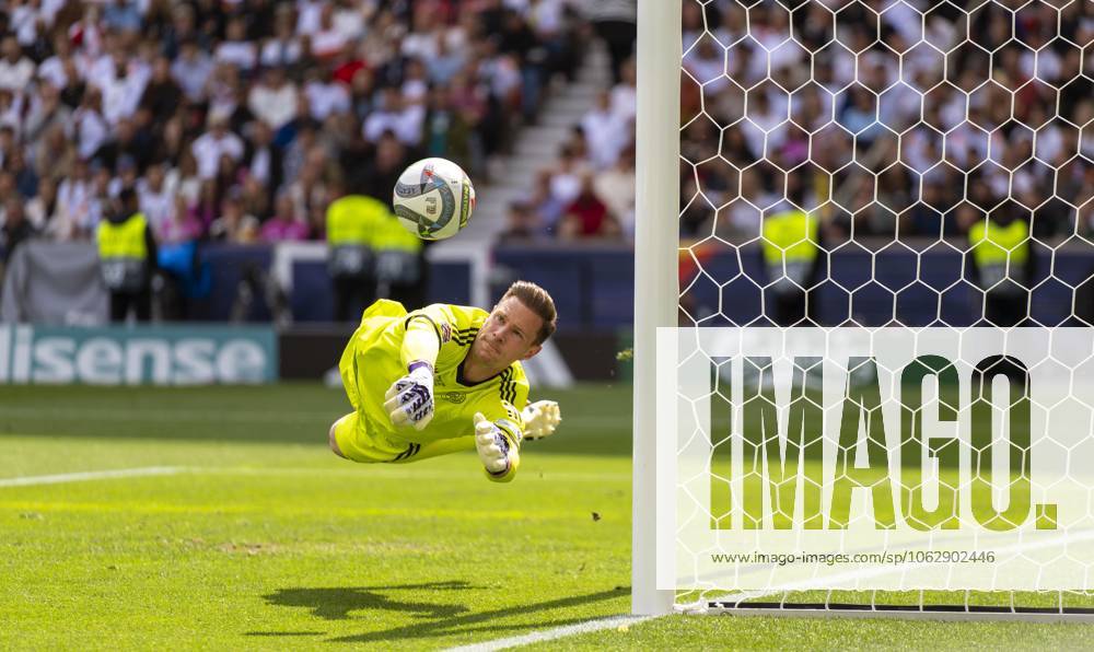Fussball UEFA Nations League 2024 25, Spiel um Platz 3, Deutschland - Frankreich, in der MHP-Arena Stuttgart, Torwart Marc Andre ter-Stegen (Deutschland) hechtet zum Ball.