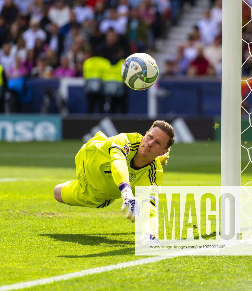 Fussball UEFA Nations League 2024 25, Spiel um Platz 3, Deutschland - Frankreich, in der MHP-Arena Stuttgart, Torwart Marc Andre ter-Stegen (Deutschland) hechtet zum Ball.