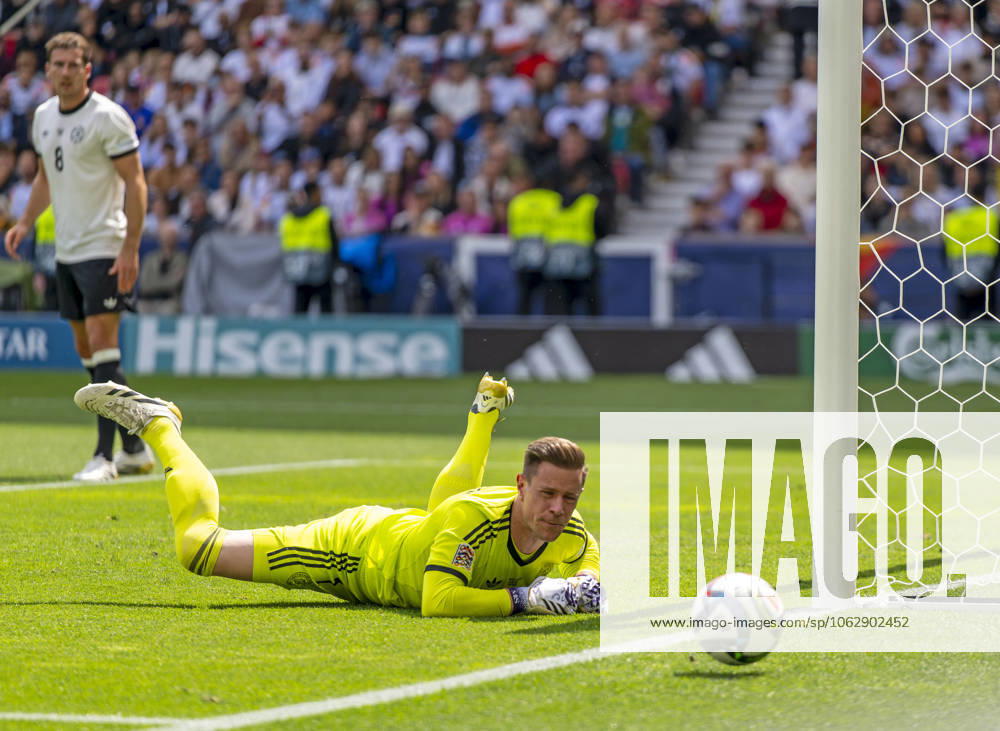 Fussball UEFA Nations League 2024 25, Spiel um Platz 3, Deutschland - Frankreich, in der MHP-Arena Stuttgart, Torwart Marc Andre ter-Stegen (Deutschland) schaut dem Ball hinterher.
