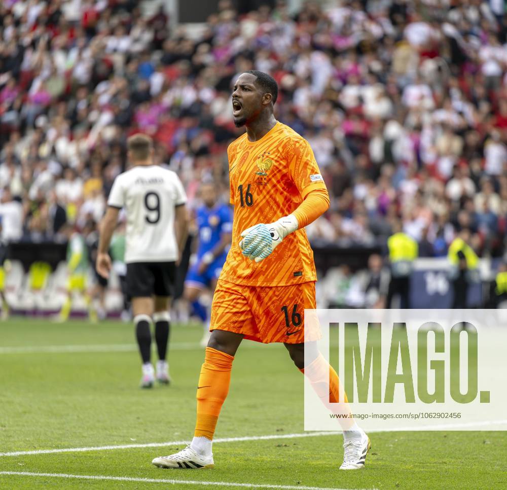 Fussball UEFA Nations League 2024 25, Spiel um Platz 3, Deutschland - Frankreich, in der MHP-Arena Stuttgart, Torwart Mike Maignan (Frankreich) gibt Anweisungen.