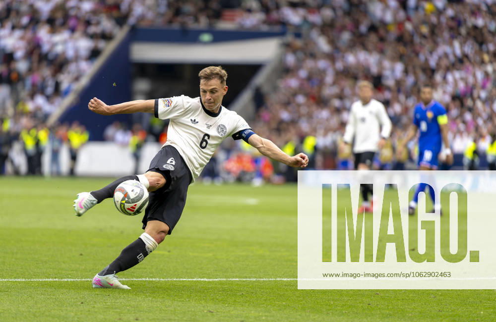 Fussball UEFA Nations League 2024 25, Spiel um Platz 3, Deutschland - Frankreich, in der MHP-Arena Stuttgart, Josua Kimmich (Deutschland) zieht ab