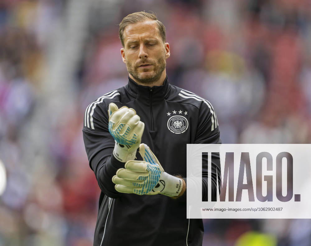 Fussball UEFA Nations League 2024 25, Spiel um Platz 3, Deutschland - Frankreich, in der MHP-Arena Stuttgart, Torwart Oliver Baumann (Deutschland) beim Aufwärmen.