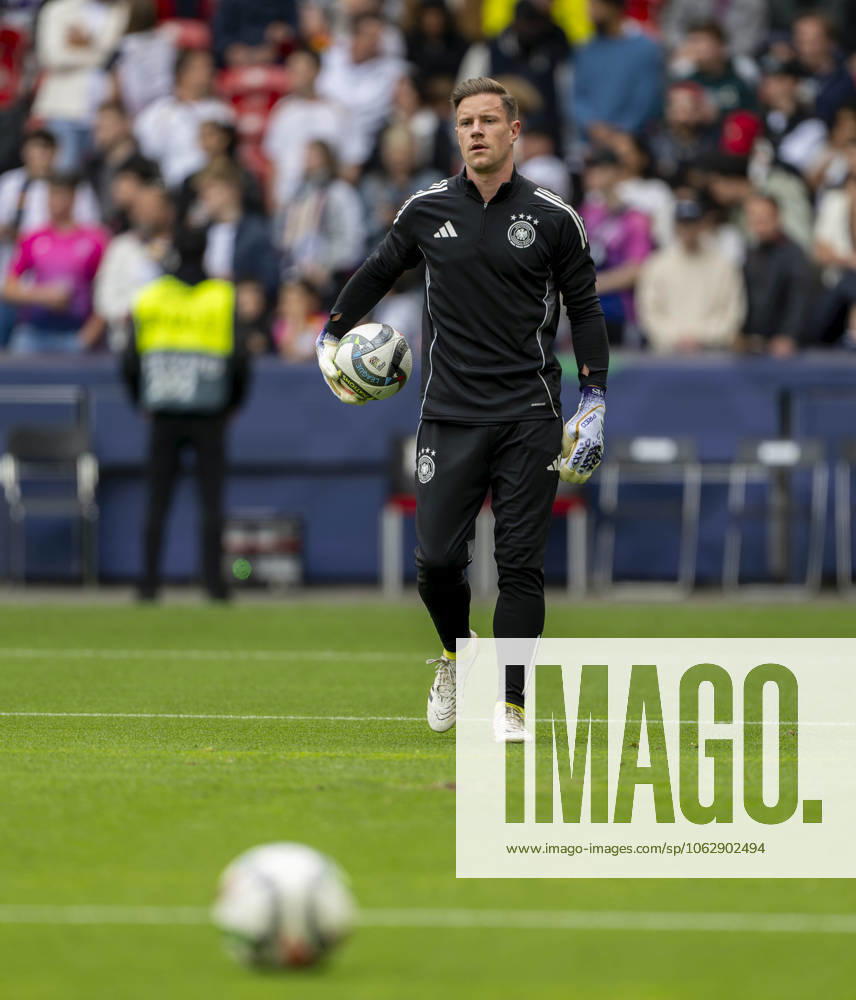 Fussball UEFA Nations League 2024 25, Spiel um Platz 3, Deutschland - Frankreich, in der MHP-Arena Stuttgart, Torwart Marc Andre ter-Stegen (Deutschland) beim Aufwärmen.