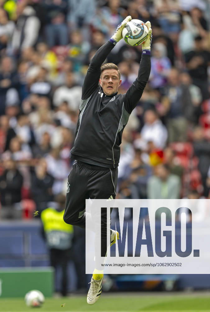 Fussball UEFA Nations League 2024 25, Spiel um Platz 3, Deutschland - Frankreich, in der MHP-Arena Stuttgart, Torwart Marc Andre ter-Stegen (Deutschland) beim Aufwärmen.