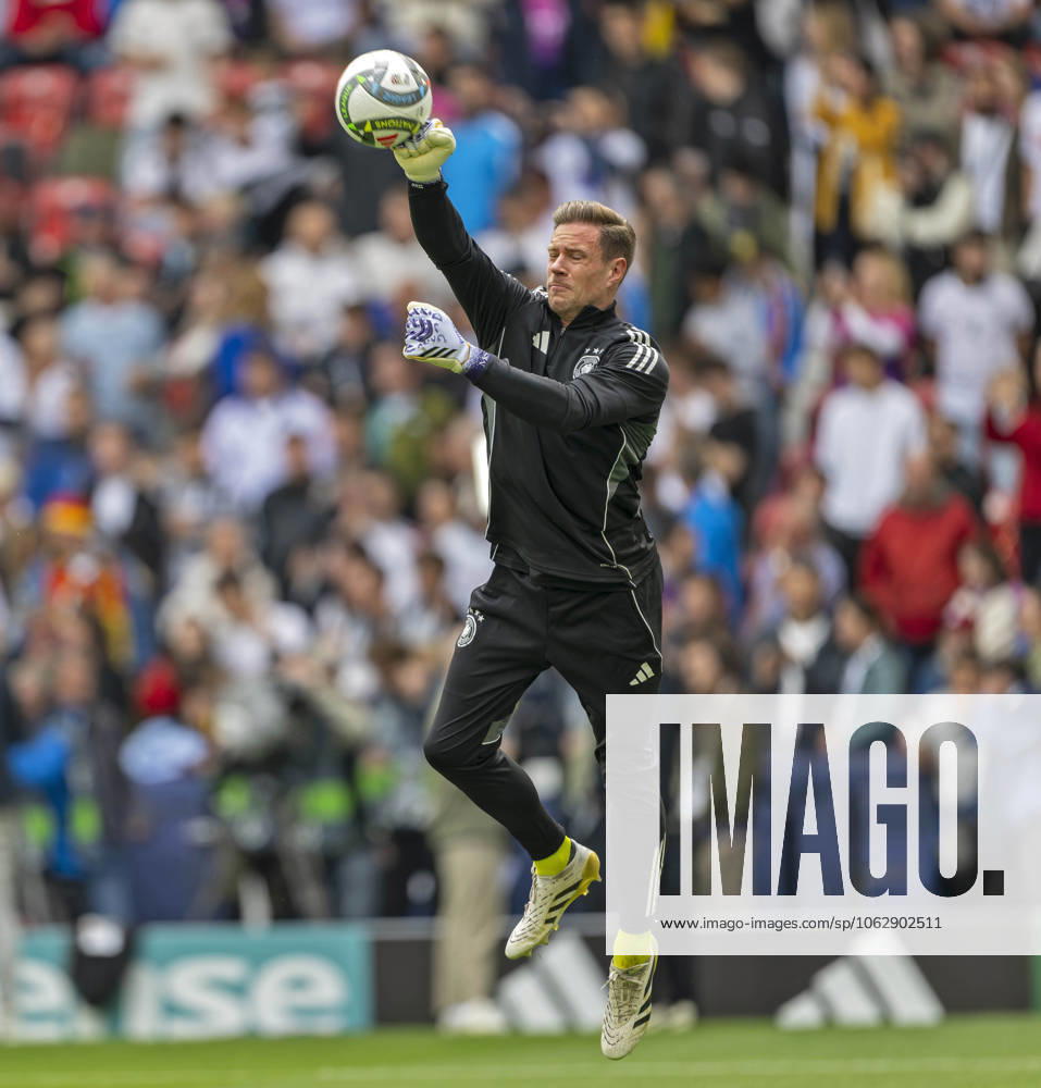 Fussball UEFA Nations League 2024 25, Spiel um Platz 3, Deutschland - Frankreich, in der MHP-Arena Stuttgart, Torwart Marc Andre ter-Stegen (Deutschland) beim Aufwärmen.