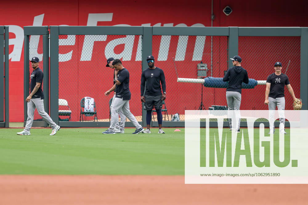 MLB, Baseball Herren, USA 2025: Yankees Vs Royals JUN 12 June 12, 2025: New York Yankees players warm up before a game against the Kansas City Royals at Kauffman Stadium in Kansas City, MO. David Smith CSM (Credit Image: Â David Smith Cal Media) Kansas City Mo United States of America