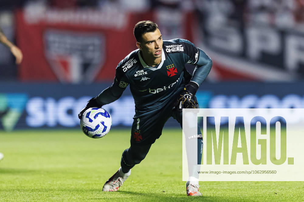 Goalkeeper Leo Jardim of Vasco serves the ball during the Campeonato Brasileiro Serie A match between Sao Paulo and Vasco da Gama at Estadio do Morumbi on June 12, 2025 in Sao Paulo, Brazil. (Photo by Ana Julia Guerreiro Eurasia Images) Sao Paulo Estadio do Morumbi Brazil