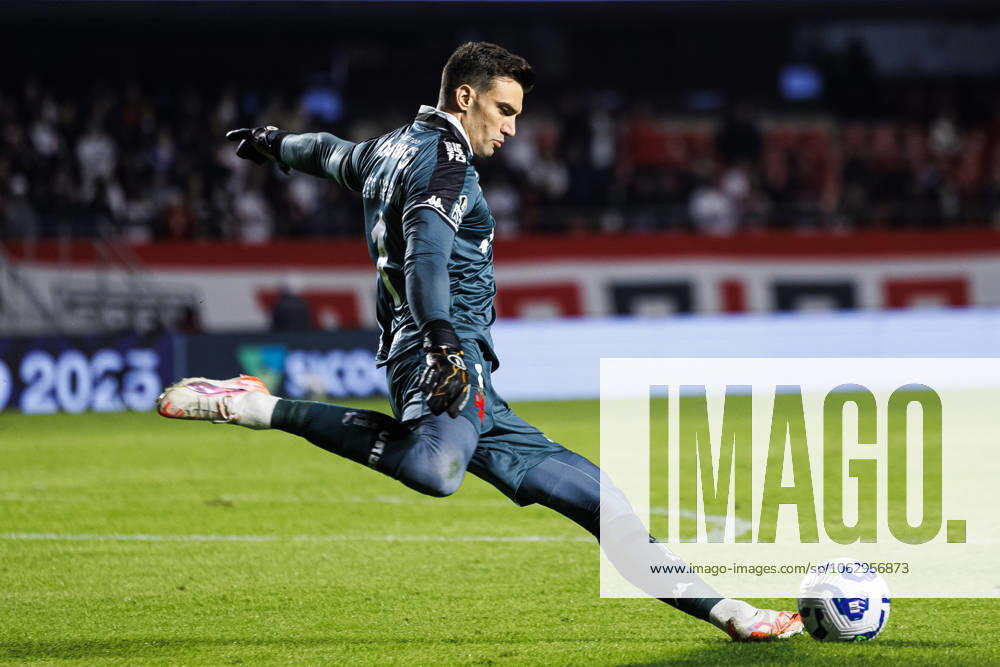 Goalkeeper Leo Jardim of Vasco serves the ball during the Campeonato Brasileiro Serie A match between Sao Paulo and Vasco da Gama at Estadio do Morumbi on June 12, 2025 in Sao Paulo, Brazil. (Photo by Ana Julia Guerreiro Eurasia Images) Sao Paulo Estadio do Morumbi Brazil