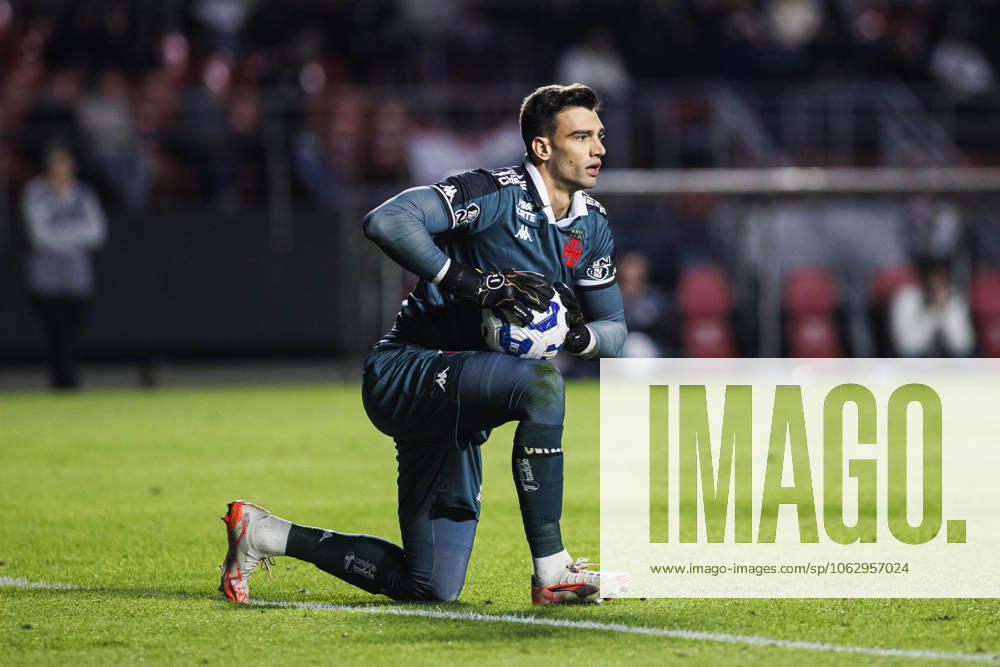 Goalkeeper Leo Jardim of Vasco defends the ball during the Campeonato Brasileiro Serie A match between Sao Paulo and Vasco da Gama at Estadio do Morumbi on June 12, 2025 in Sao Paulo, Brazil. (Photo by William Oliveira JustPictures) Sao Paulo Estadio do Morumbi Brazil