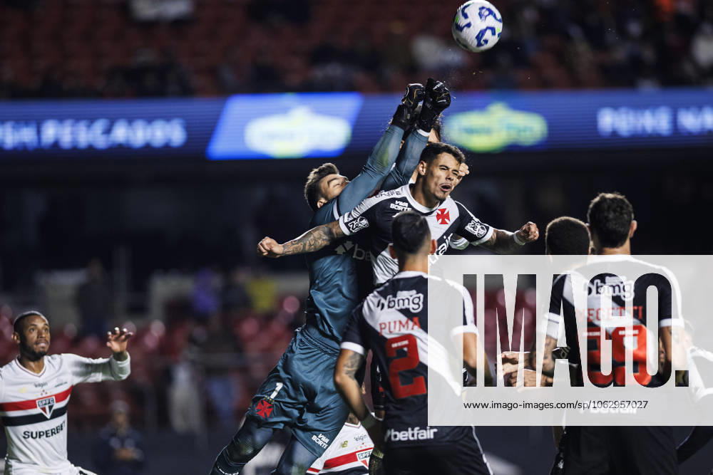Goalkeeper Leo Jardim of Vasco (L) defends the ball during the Campeonato Brasileiro Serie A match between Sao Paulo and Vasco da Gama at Estadio do Morumbi on June 12, 2025 in Sao Paulo, Brazil. (Photo by William Oliveira JustPictures) Sao Paulo Estadio do Morumbi Brazil