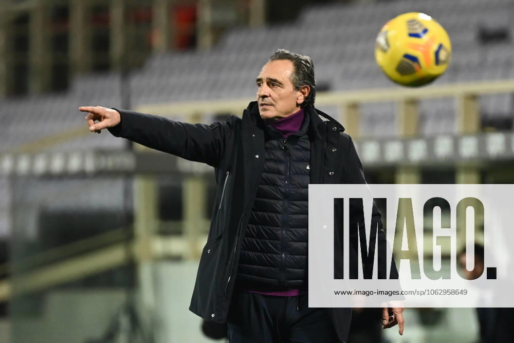 Foto Massimo Paolone LaPresse 5 febbraio 2021 Firenze, Italia calcio Fiorentina vs Inter - Campionato di calcio Serie A TIM 2020 2021 - stadio Artemio Franchi Nella foto: Cesare Prandelli (ACF Fiorentina) da indicazioni ai suoi giocatori Photo Massimo Paolone LaPresse February 5, 2021 Florence, Italy sport soccer Fiorentina vs Inter - Italian Football Championship League A TIM 2020 2021 - Artemio Franchi stadium In the pic: Cesare Prandelli (ACF Fiorentina) shouts instructions to his players