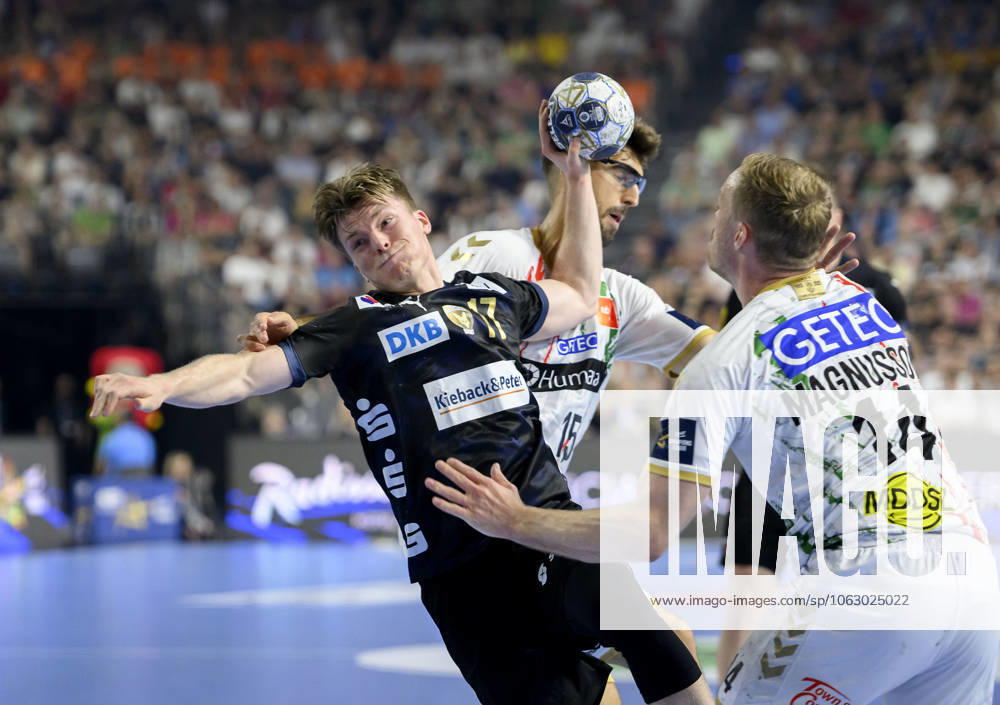 V.l. Nils LICHTLEIN (B), Antonio SERRADILLA CUENCA (MD), Omar Ingi MAGNUSSON (MD) Wurf, Aktion, Zweikampf, Handball Champions League Final Four 2025, Finale, Fuechse Berlin (B) - SC Magdeburg (MD), am 15.06.2025 in Koeln Deutschland. Â