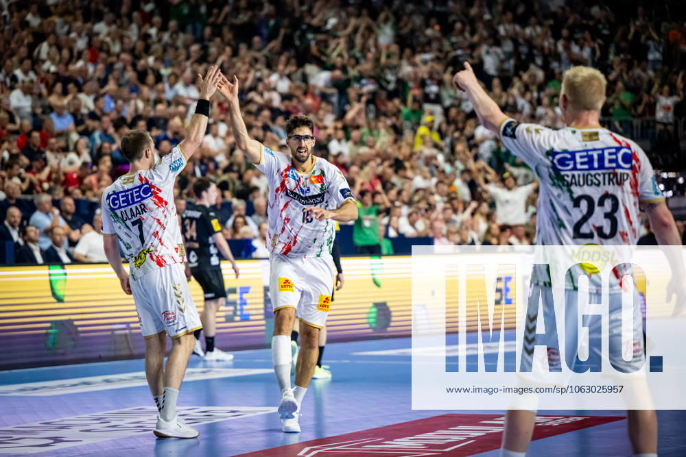 Handball Köln 15.06.2025 EHF Final4 2025 Champions League Championsleague Finale Füchse Berlin - SC Magdeburg Serradilla Cuenca Antonio (Magdeburg, No.15) Claar Felix (Magdeburg, No.07) Jensen Magnus Saugstrup (Magdeburg, No.23) jubel