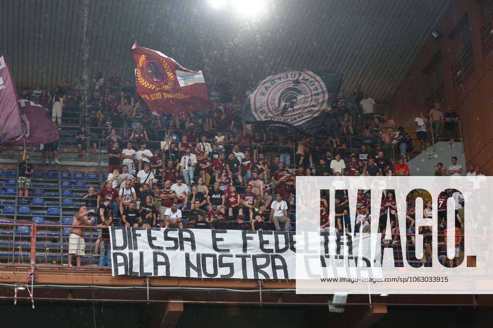 CALCIO - Serie B - PlayOut - UC Sampdoria vs US Salernitana Serie B, Playout, Genova, Stadio Ferraris, Sampdoria - Salernitana, in the photo: supporters Salernitana during PlayOut - UC Sampdoria vs US Salernitana, Italian soccer Serie B match in Genova, Italy, June 15 2025 Genova Italy