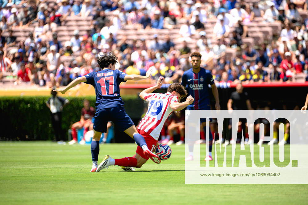 Club World Cup 25: VITINHA (17) of Paris Saint Germain fouls JULIAN ALVAREZ (19) of Atlo tico de Madrid. Sandy USA - ZUMAi207 20250615_zsp_i207_016