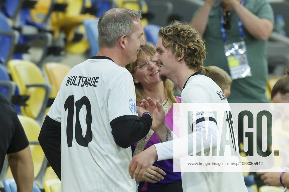 Nick Woltemade (Germany) spricht nach dem Spiel mit seinem Vater und seiner Mutter auf der Tribuene, UEFA European Under-21 Championship 2025 Group Stage, Czechia v Germany, MOL Arà na am 15. June 2025 in Dunajska Streda, Slowakei. (Foto von Marco Steinbrenner DeFodi Images) Nick Woltemade (Germany) talks to his father and mother in the stands after the game, UEFA European Under-21 Championship 2025 Group Stage, Czechia v Germany, MOL Arà na, June 15, 2025 in Dunajska Streda, Slovakia. (Photo by Marco Steinbrenner DeFodi Images)