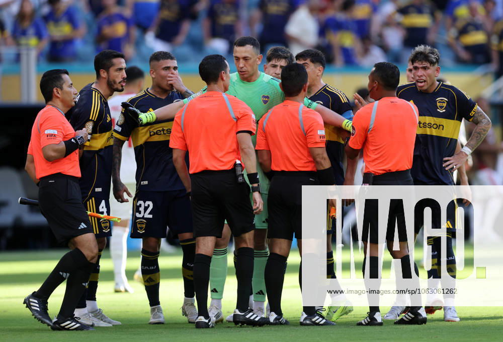 Miami Gardens, USA, 16th June 2025. Players surround referee Cesar Arturo Ramos during the CA Boca Juniors vs SL Benfica FIFA Club World Cup match at Hard Rock Stadium, Miami Gardens. Picture credit should read: David Klein Sportimage . SPI_DK_135_Boca_Juniors_Benfica SPI-3984-0134