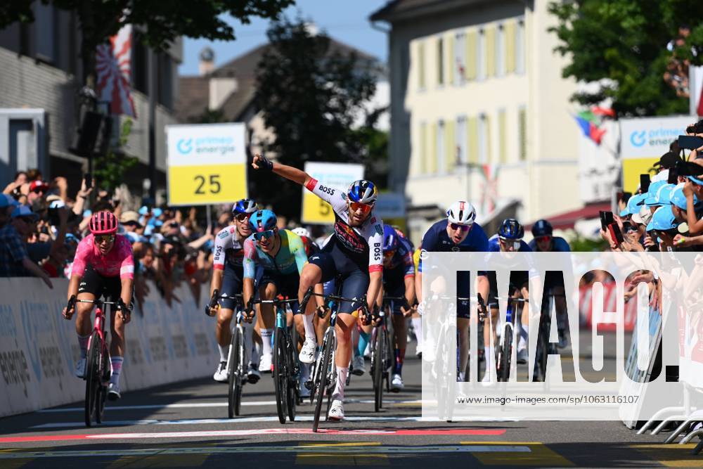 Tour de Suisse 2025 Stage 6 NEUHAUSEN AM RHEINFALL, SWITZERLAND - JUNE 20 : Meeus Jordi (BEL) of Red Bull BORA - Hansgrohe wins the stage 6 of the 88th edition of Tour de Suisse an UCI World Tour 2.UWT cycling road race stage for Men Elite of 186.7 km with start in Chur and finish in Neuhausen am Rheinfall on June 20, 2025 in Neuhausen am Rheinfall, Switzerland, 20 06 2025 ( Motordriver Kenny Verfaillie - Neuhausen am Rheinfall Switzerland