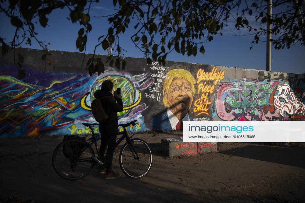 Grafitti des Kuenstlers Eme Freethinker mit Bild von US Praesident Donald Trump und Schrift Goodbye Piece of Shit in Mauerpark in Berlin am 12. November 2020. Donald Trump Graffiti in Berlin