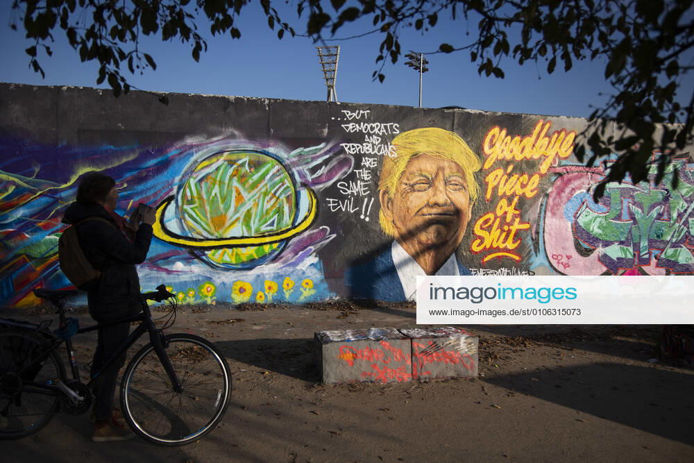 Grafitti des Kuenstlers Eme Freethinker mit Bild von US Praesident Donald Trump und Schrift Goodbye Piece of Shit in Mauerpark in Berlin am 12. November 2020. Donald Trump Graffiti in Berlin