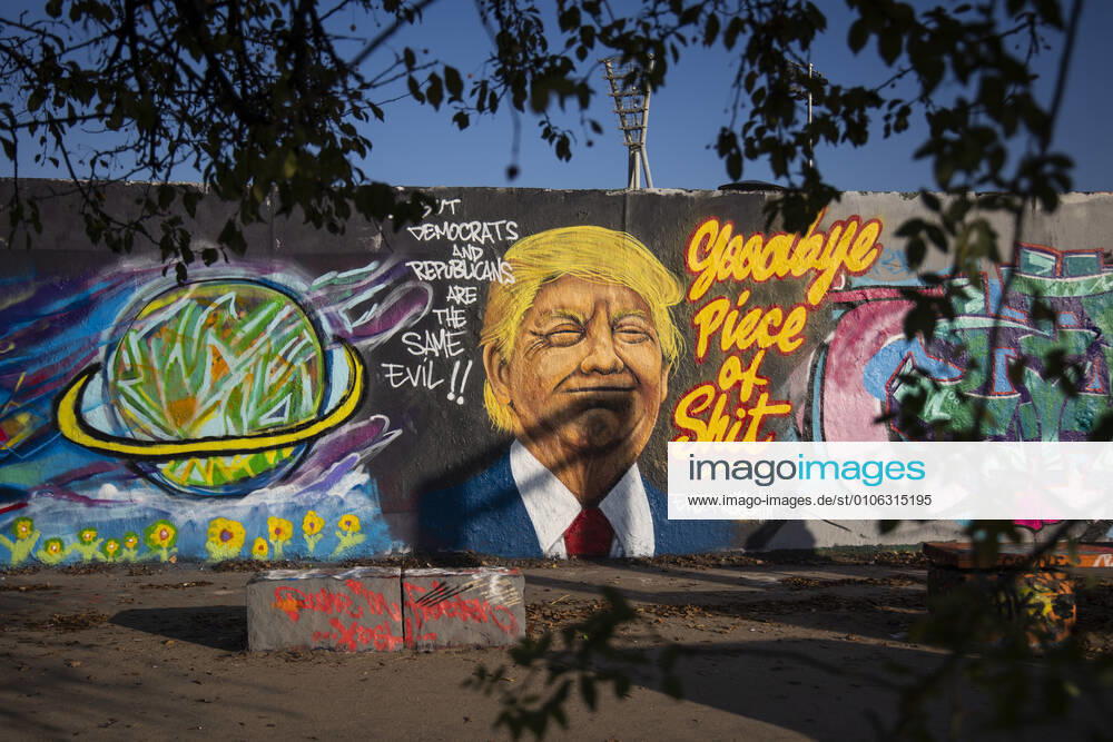 Grafitti des Kuenstlers Eme Freethinker mit Bild von US Praesident Donald Trump und Schrift Goodbye Piece of Shit in Mauerpark in Berlin am 12. November 2020. Donald Trump Graffiti in Berlin