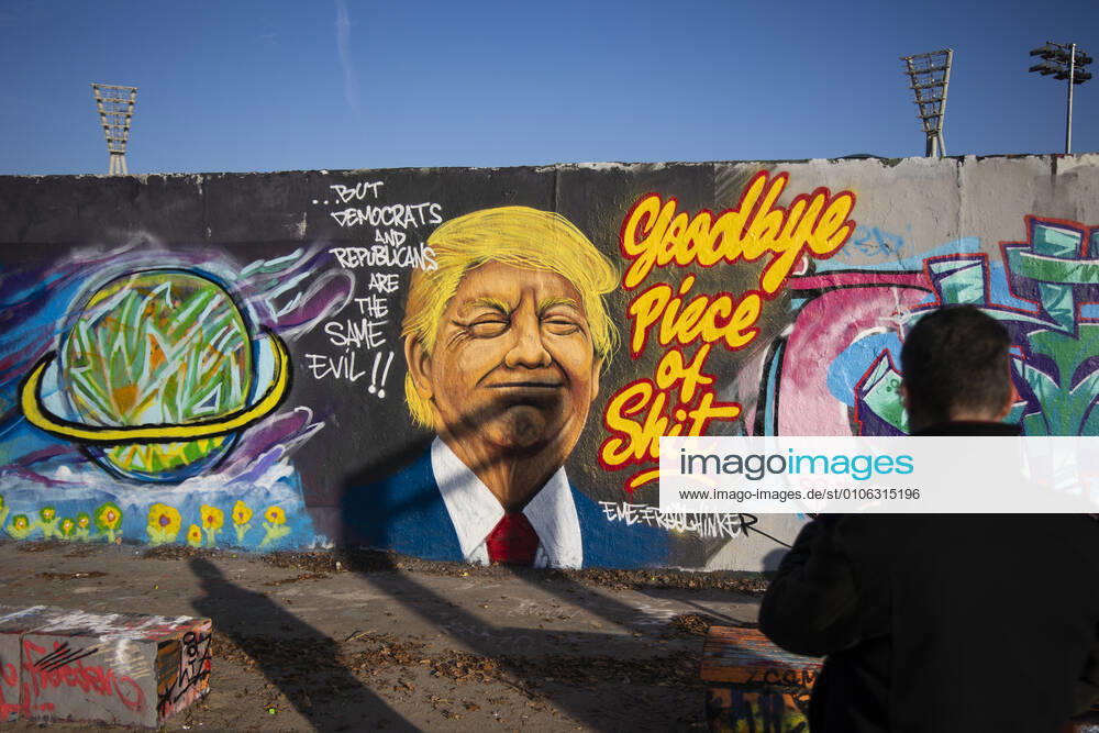 Grafitti des Kuenstlers Eme Freethinker mit Bild von US Praesident Donald Trump und Schrift Goodbye Piece of Shit in Mauerpark in Berlin am 12. November 2020. Donald Trump Graffiti in Berlin