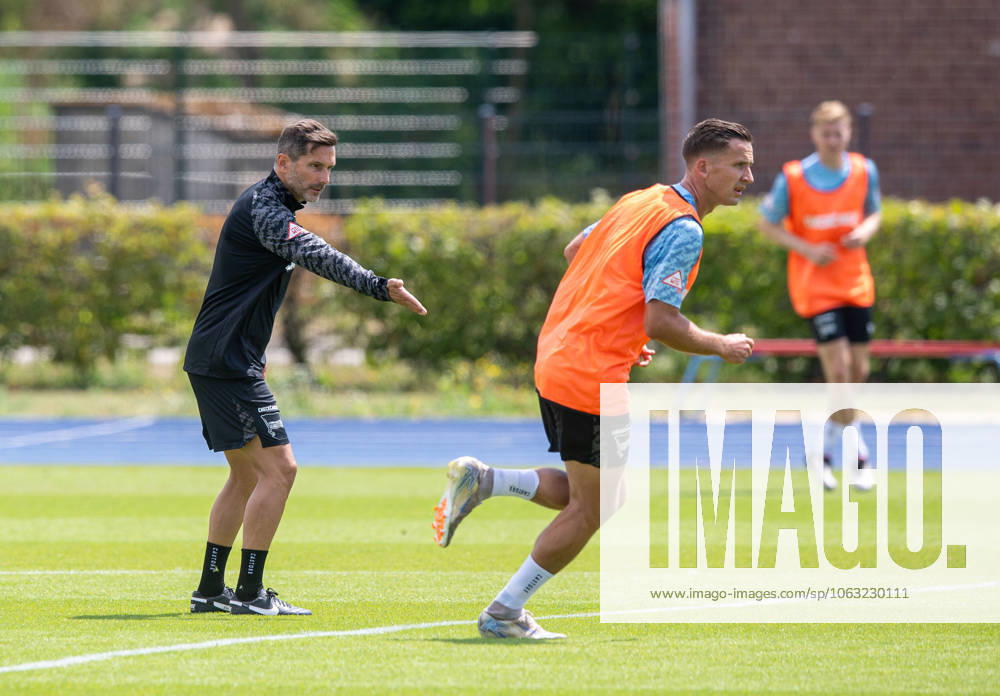 Fussball, Herren, Saison 2025 26, 2. Bundesliga, Hertha BSC, Training, v.l. Trainer Stefan Leitl (Hertha BSC), Paul Seguin (Hertha BSC), 25.06. 2025,