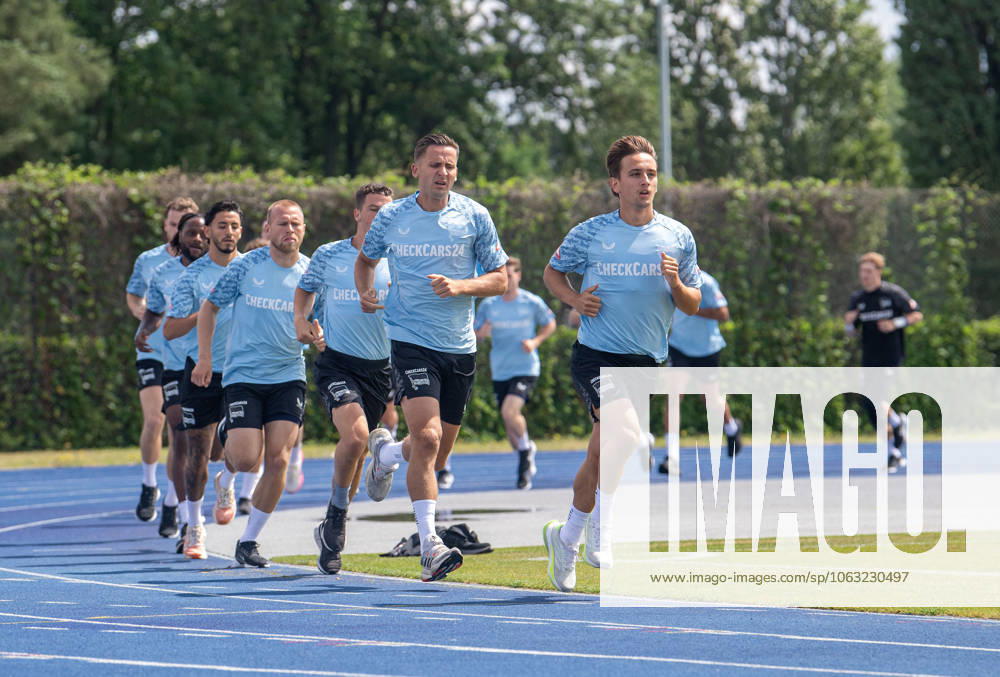 Fussball, Herren, Saison 2025 26, 2. Bundesliga, Hertha BSC, Training, v.l. Pascal Klemens (Hertha BSC), Deyovaisio Zeefuik (Hertha BSC), Kevin Sessa (Hertha BSC), Jon Dagur Thorsteinsson (Hertha BSC), Diego Demme (Hertha BSC), Paul Seguin (Hertha BSC), Michal Karbownik (Hertha BSC), 25.06. 2025,