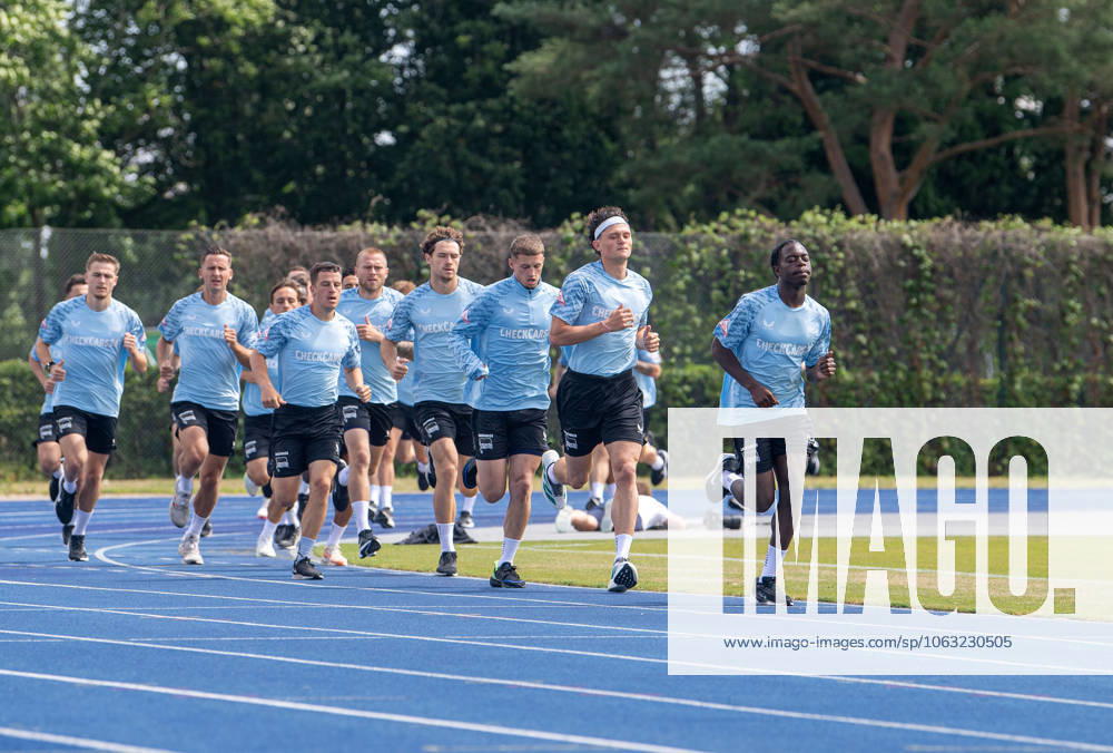 Fussball, Herren, Saison 2025 26, 2. Bundesliga, Hertha BSC, Training, v.l. Marten Winkler (Hertha BSC), Paul Seguin (Hertha BSC), Diego Demme (Hertha BSC), Jon Dagur Thorsteinsson (Hertha BSC), Linus Gechter (Hertha BSC), Michael Cuisance (Hertha BSC), Fabian Reese (Hertha BSC), Boris Mamuzah Lum (Hertha BSC), 25.06. 2025,