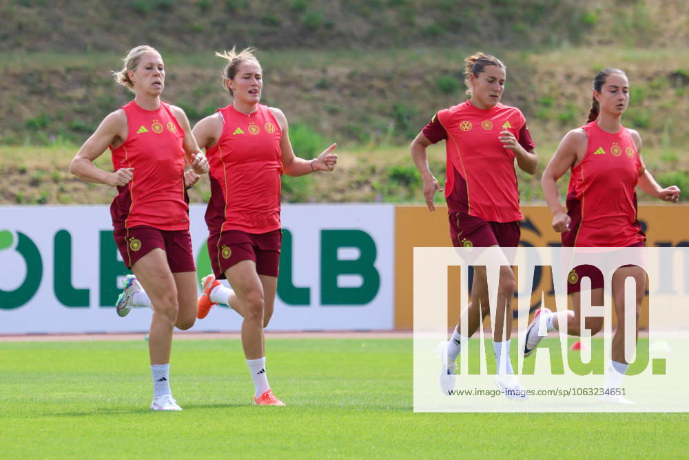 Herzogenaurach, Deutschland 23. Juni 2025: DFB - Fußball-Frauen-Nationalmannschaft - EM-Trainingslager I - medienoffenes Training Im Bild: v.li Rebecca Knaak (Deutschland), Sydney Lohmann (Deutschland), Carlotta Wamser (Deutschland) und Sara Däbritz Daebritz (Deutschland) beim Training in Herzogenaurach Adi-Dassler-Stadion Bayern