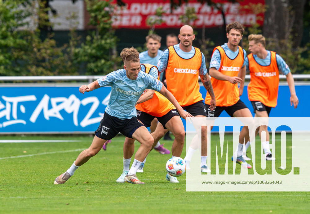 Fussball, Herren, Saison 2025 26, 2. Bundesliga, Hertha BSC, Training, v.l. Palko Dardai (Hertha BSC), Marton Dardai (Hertha BSC), Toni Leistner (Hertha BSC), Linus Gechter (Hertha BSC), Julian Eitschberger (Hertha BSC), 27.06. 2025,