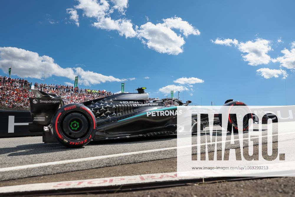 Kimi Antonelli (Mercedes-AMG Petronas 12) kommt aus der Boxengasse, Qualifying, Grosser Preis von Oesterreich, Motorsport, Herren, Formel 1, 28.06.2025 Spielberg Steiermark Oesterreich