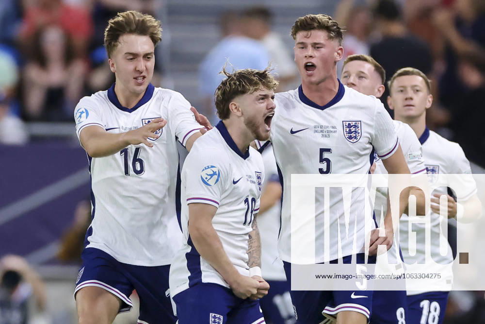 Harvey Elliott (England) bejubelt seinen Treffer zum 1:0 mit Jack Hinshelwood (England) und Charlie Cresswell (England), UEFA European Under-21 Championship 2025 Final, England v Germany Final, National Football Stadium am 28. June 2025 in Bratislava, Slowakei. (Foto von Marco Steinbrenner DeFodi Images) Harvey Elliott (England) bejubelt seinen Treffer mit den Teamkollegen with Jack Hinshelwood (England) and Charlie Cresswell (England), UEFA European Under-21 Championship 2025 Final, England v Germany Final, National Football Stadium, June 28, 2025 in Bratislava, Slovakia. (Photo by Marco Steinbrenner DeFodi Images)