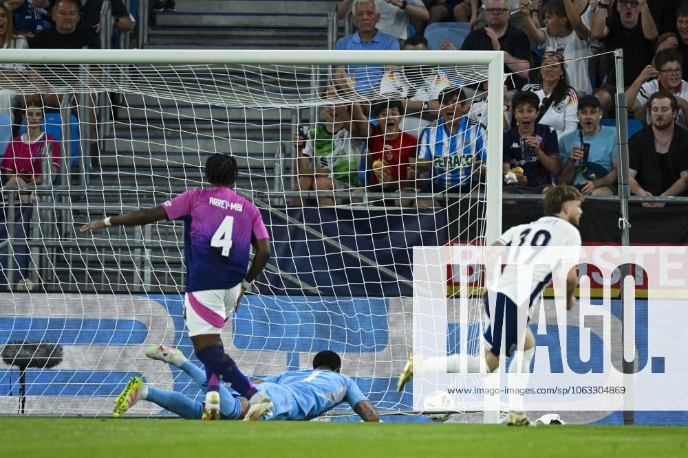 BRATISLAVA - Bright Arrey Mbi of Germany U21, U 21 Germany U21 goalkeeper Tjark Ernst, Harvey Elliot of England U21 scoring 1-0 (l-r) at the National Football Stadium during the Under-21 European Championship, EM, Europameisterschaft final between Young England and Young Germany. ANP Hollandse Hoogte UEFA European Under-21 Championship 2025 Final 2024 25 ANPxSportx xGerritxvanxKeulenxIVx 530647416 originalFilename: 530647416