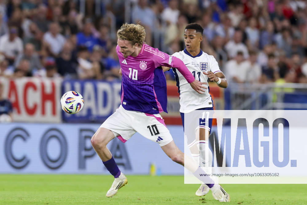Nick Woltemade (Germany) und Omari Hutchinson (England) kaempfen um den Ball, UEFA European Under-21 Championship 2025 Final, England v Germany Final, National Football Stadium am 28. June 2025 in Bratislava, Slowakei. (Foto von Marco Steinbrenner DeFodi Images) Nick Woltemade (Germany) und Omari Hutchinson (England) battle for the ball, UEFA European Under-21 Championship 2025 Final, England v Germany Final, National Football Stadium, June 28, 2025 in Bratislava, Slovakia. (Photo by Marco Steinbrenner DeFodi Images)