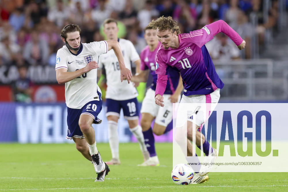 Alex Scott (England) und Nick Woltemade (Germany) kaempfen um den Ball, UEFA European Under-21 Championship 2025 Final, England v Germany Final, National Football Stadium am 28. June 2025 in Bratislava, Slowakei. (Foto von Marco Steinbrenner DeFodi Images) Alex Scott (England) und Nick Woltemade (Germany) battle for the ball, UEFA European Under-21 Championship 2025 Final, England v Germany Final, National Football Stadium, June 28, 2025 in Bratislava, Slovakia. (Photo by Marco Steinbrenner DeFodi Images)