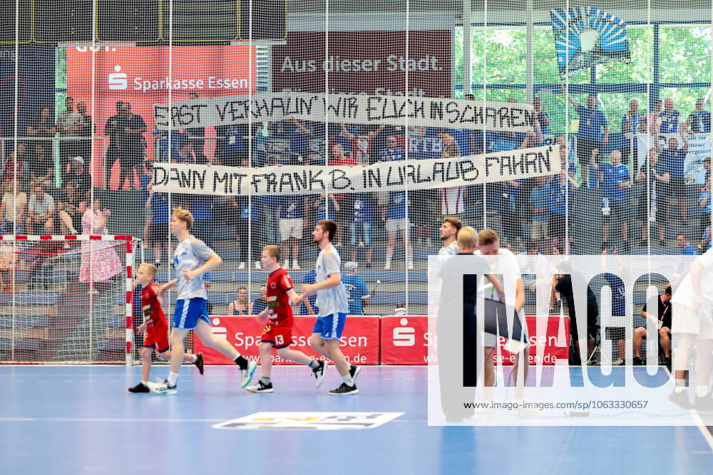 2. Handball Bundesliga, Nachholspiel, TuSEM Essen - Dessau-Rosslauer HV 06, Beim Einlauf der Mannschaften halten Fans aus Dessau ein Banner hoch mit der Aufschrift - Erst verhaun wir euch in scharen, dann mit Frank B. In Urlaub fahren, Protest an HBL Geschäftsführer Frank Bohmann, Essen Sporthalle Am Hallo NRW Deutschland xRHR-FOTO DEx