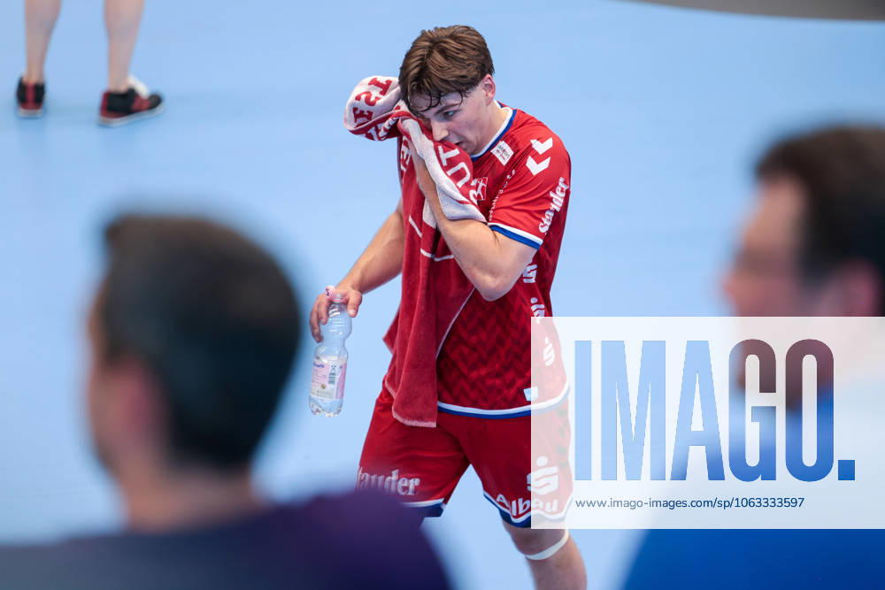 2. Handball Bundesliga, Nachholspiel, TuSEM Essen - Dessau-Rosslauer HV 06, Felix Göttler (TuSEM Essen) wischt sich das Gesicht trocken, Essen Sporthalle Am Hallo NRW Deutschland xRHR-FOTO DEx