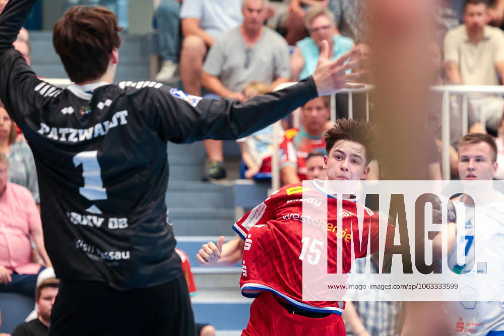 2. Handball Bundesliga, Nachholspiel, TuSEM Essen - Dessau-Rosslauer HV 06, v. l. Torwart Janik Patzwaldt (Dessau-Rosslauer HV 06), Danilo Zunic (TuSEM Essen), Essen Sporthalle Am Hallo NRW Deutschland xRHR-FOTO DEx
