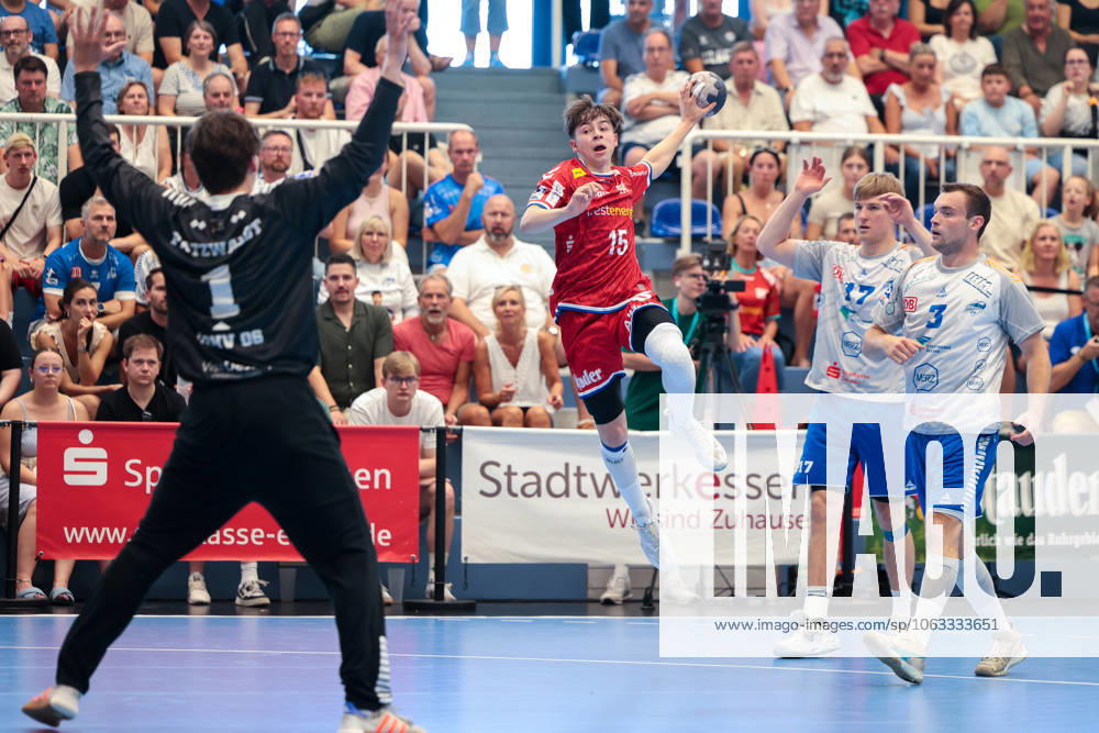 2. Handball Bundesliga, Nachholspiel, TuSEM Essen - Dessau-Rosslauer HV 06, v. l. Torwart Janik Patzwaldt (Dessau-Rosslauer HV 06), Danilo Zunic (TuSEM Essen), Essen Sporthalle Am Hallo NRW Deutschland xRHR-FOTO DEx