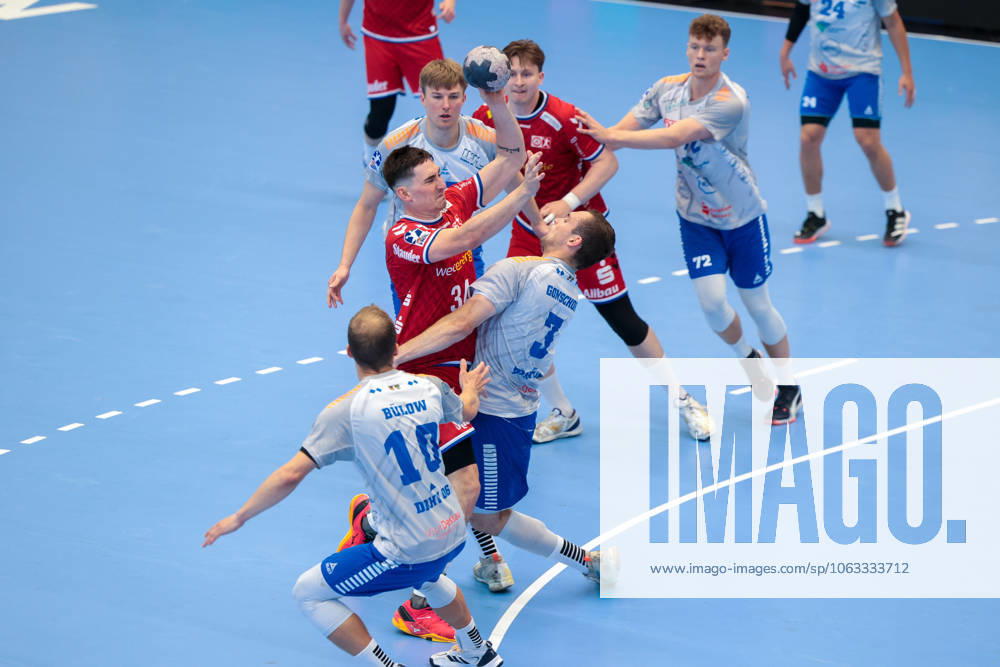 2. Handball Bundesliga, Nachholspiel, TuSEM Essen - Dessau-Rosslauer HV 06, v. l. Lev Szuharev (TuSEM Essen), Fynn Gonschor (Dessau-Rosslauer HV 06), Essen Sporthalle Am Hallo NRW Deutschland xRHR-FOTO DEx