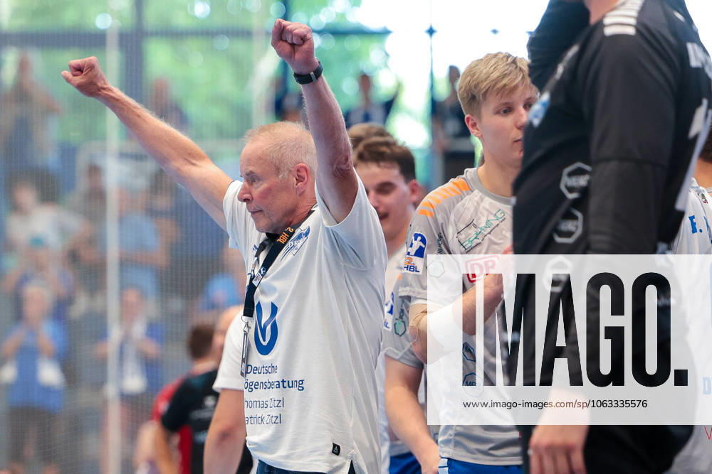 2. Handball Bundesliga, Nachholspiel, TuSEM Essen - Dessau-Rosslauer HV 06, Trainer Uwe Jungandreas jubelt, Essen Sporthalle Am Hallo NRW Deutschland xRHR-FOTO DEx