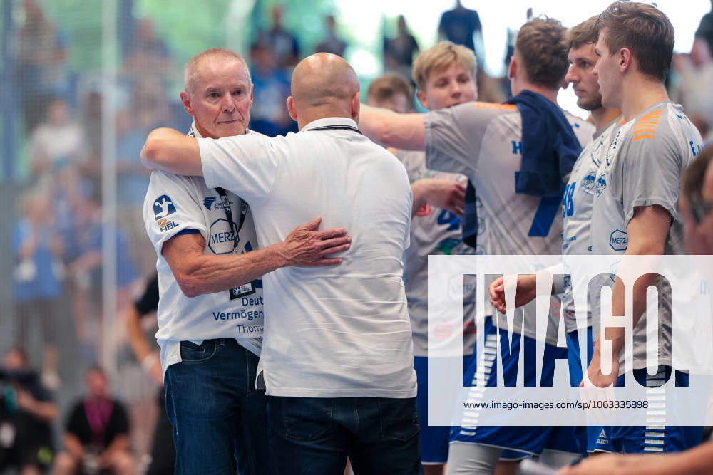 2. Handball Bundesliga, Nachholspiel, TuSEM Essen - Dessau-Rosslauer HV 06, Trainer Uwe Jungandreas ist nach dem Sieg erleichtert, Essen Sporthalle Am Hallo NRW Deutschland xRHR-FOTO DEx