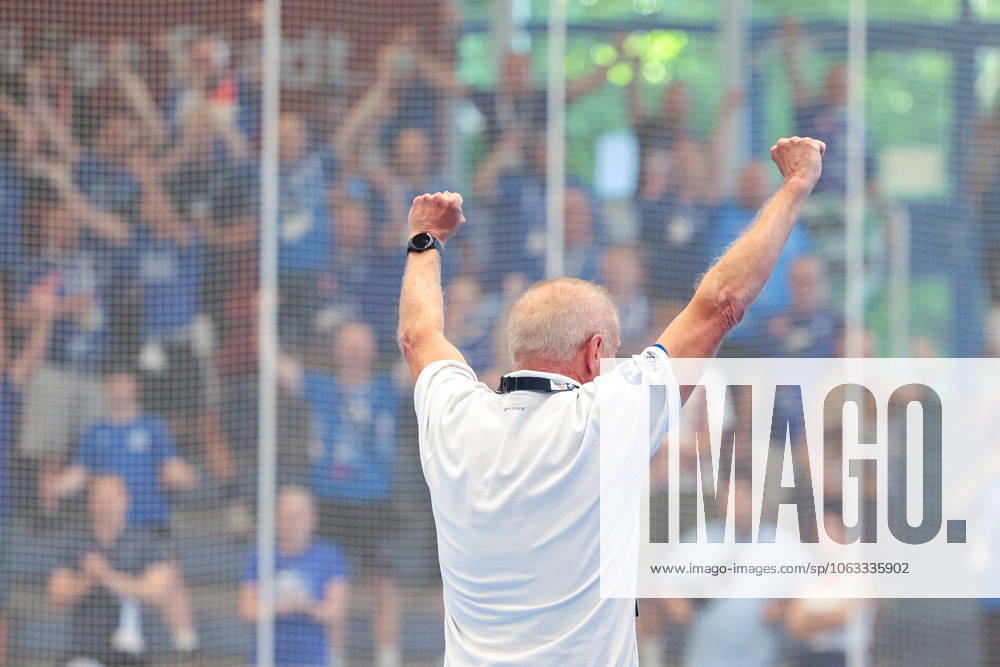 2. Handball Bundesliga, Nachholspiel, TuSEM Essen - Dessau-Rosslauer HV 06, Trainer Uwe Jungandreas ballt die Fäuste und jubelt, im Hintergrund jubeln die mitgereisten Fans, Essen Sporthalle Am Hallo NRW Deutschland xRHR-FOTO DEx