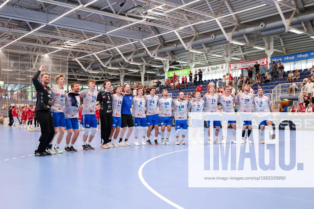 2. Handball Bundesliga, Nachholspiel, TuSEM Essen - Dessau-Rosslauer HV 06, Die Spieler des Dessau Rosslauer HV 06 bejubeln den Sieg, Essen Sporthalle Am Hallo NRW Deutschland xRHR-FOTO DEx