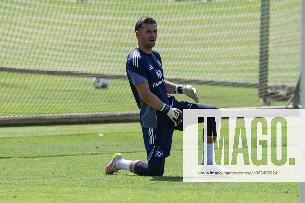 GER, ,Hamburg, HSV , 1. Bundesliga , Fussball, DFL, Hamburger SV Trainingsauftakt , am Hamburger Volksparkstadion , 02.07.2025 , v.l. Torwart Daniel Heuer Fernandes (Hamburger SV ,1) DFL regulations prohibit any use of photographs as image sequences and or quasi-video.