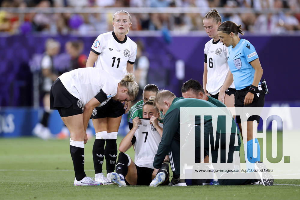 GWINN Giulia Kapitaenin Team Deutschland verletzte sich schwer in der ersten Halbzeit und musste ausgewechselt werden mit SCHUELLER Lea und Torfrau BERGER Ann Katrin UEFA Frauen Fussball EURO 2025 in der Schweiz Vorrundenspiel Deutschland - Polen 2 : 0 am 04.07. 2025 in St.Gallen