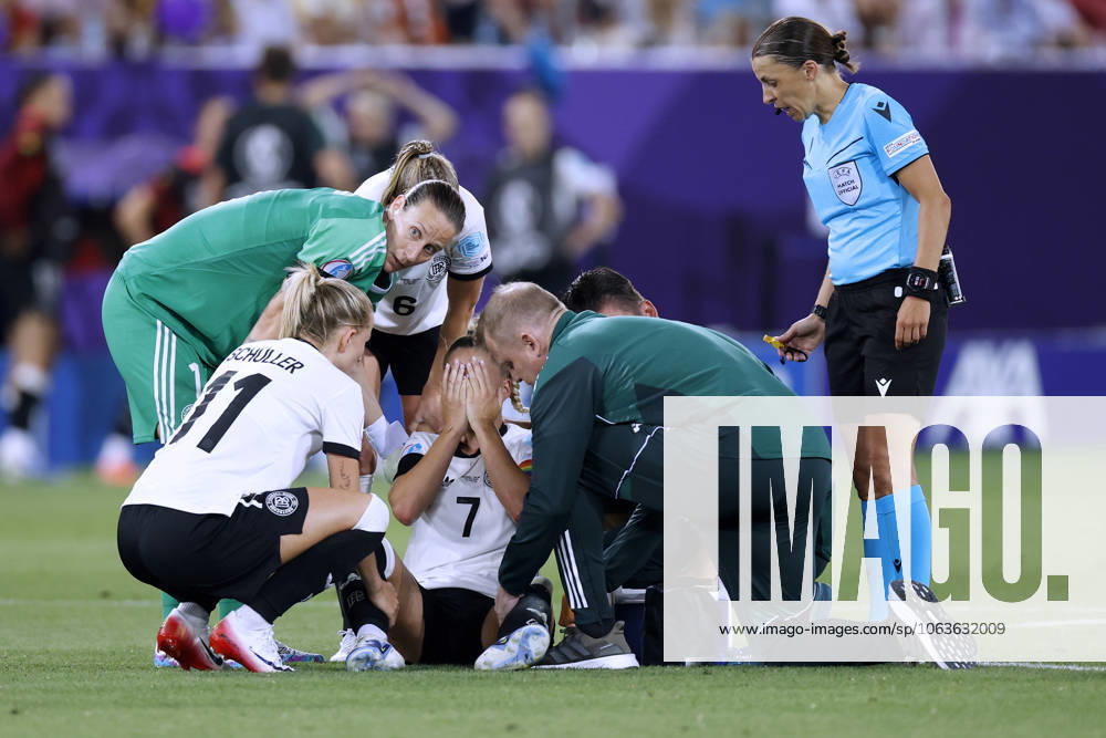 GWINN Giulia Kapitaenin Team Deutschland verletzte sich schwer in der ersten Halbzeit und musste ausgewechselt werden mit SCHUELLER Lea und Torfrau BERGER Ann Katrin UEFA Frauen Fussball EURO 2025 in der Schweiz Vorrundenspiel Deutschland - Polen 2 : 0 am 04.07. 2025 in St.Gallen